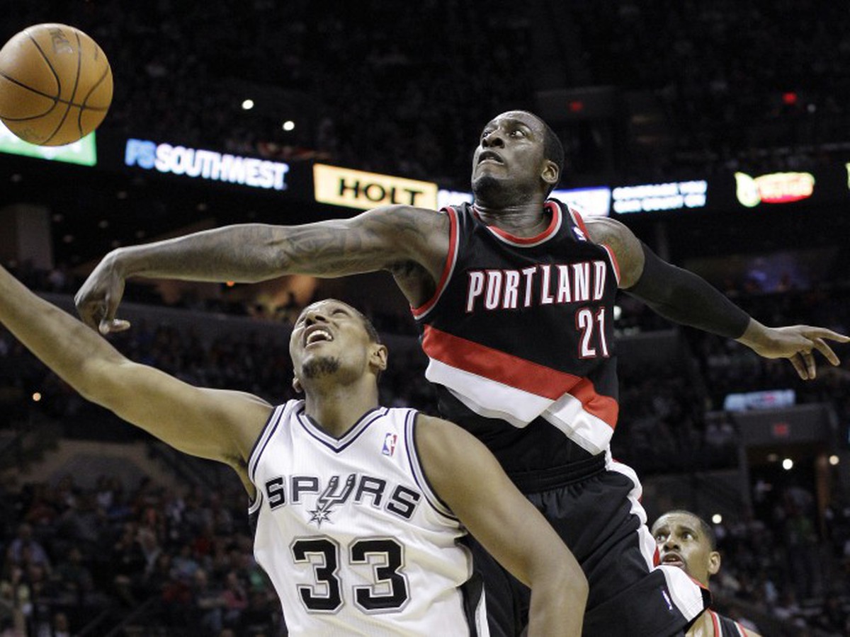 Boris Diaw a J.J. Hickson