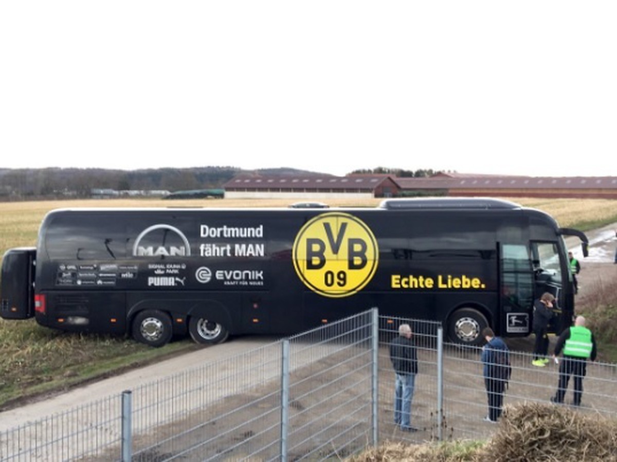Zapadnutý tímový autobus futbalistov Dortmundu