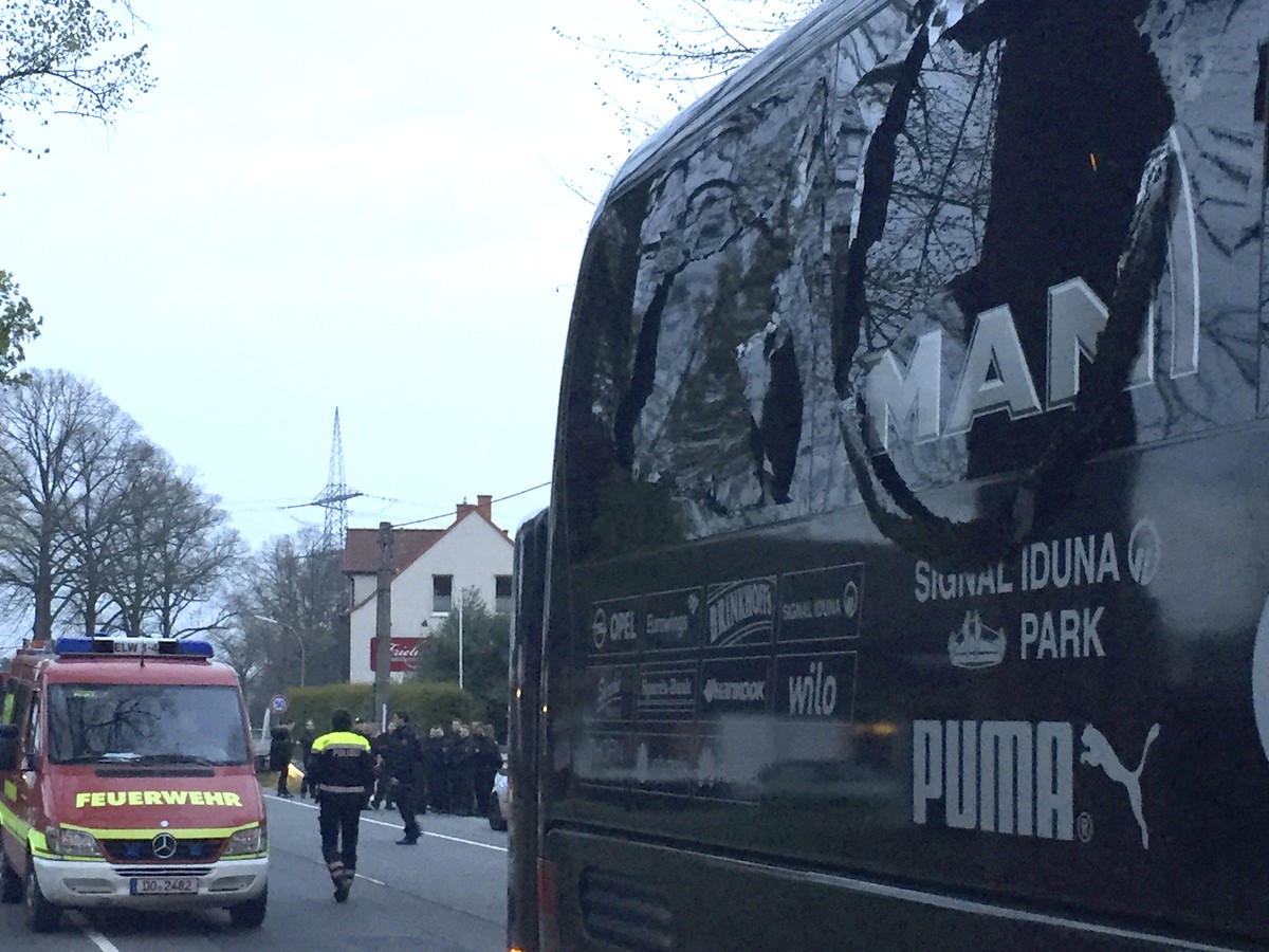Na snímke poškodený autobus futbalistov Dortmundu po útoku