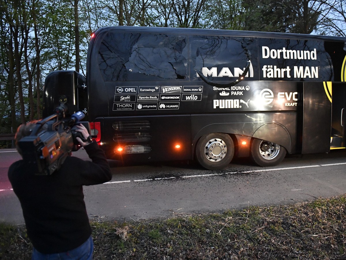 Na snímke poškodený autobus futbalistov Dortmundu po útoku v utorok 11. apríla 2017
