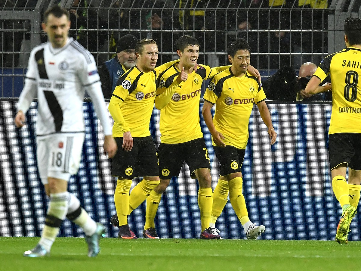 Šindži Kagawa oslavuje druhý gól Dortmundu 