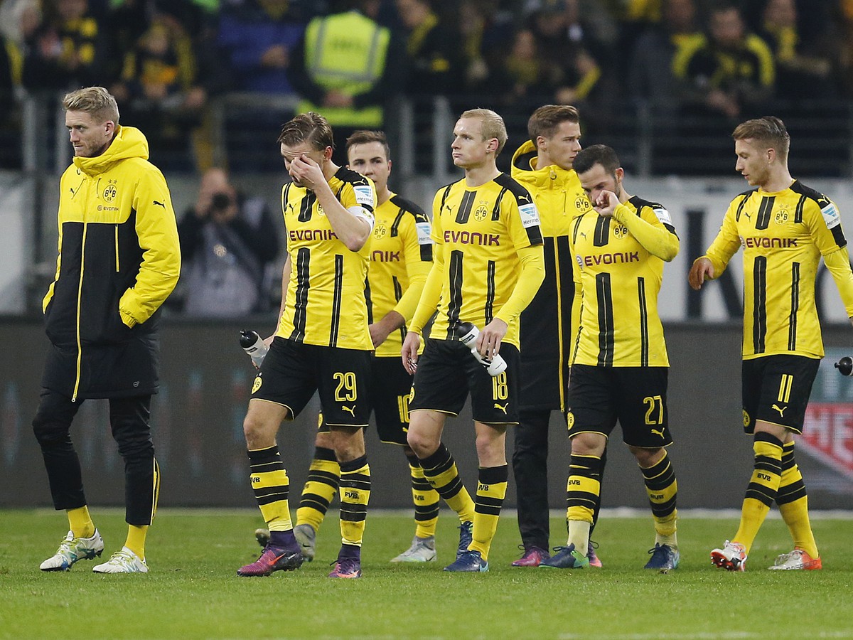 Hráči Dortmundu opúšťajú trávnik po ich prehre s Frankfurtom vo futbalovom zápase nemeckej Bundesligy Eintracht Frankfurt - Borussia Dortmund