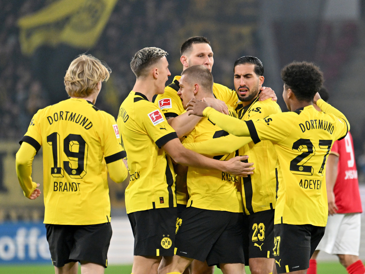 Hráč Dortmundu Julian Ryerson sa teší z gólu so spoluhráčmi