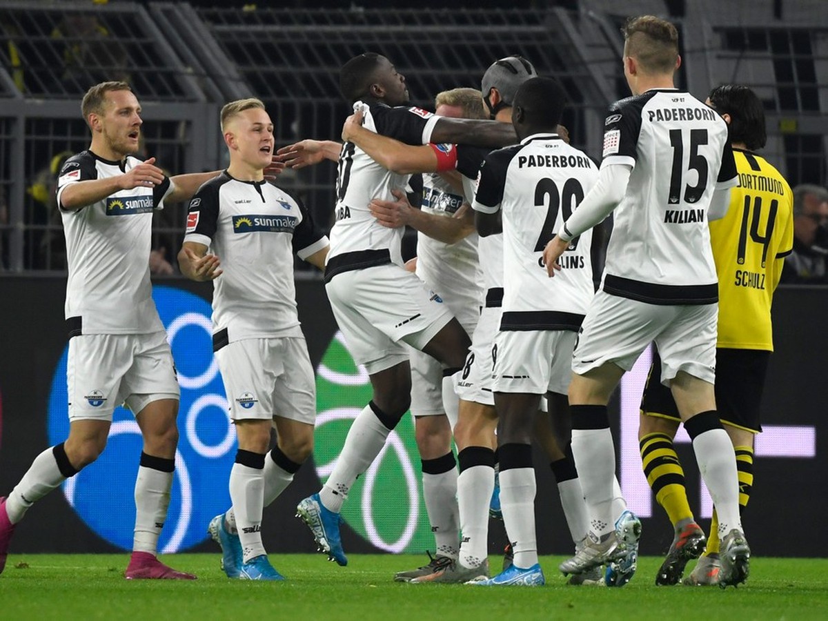 Hráči Paderbornu oslavujú gól v zápase s Dortmundom