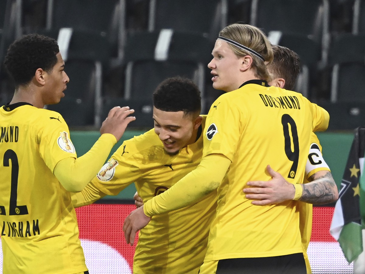 Futbalisti Dortmundu oslavujú gól