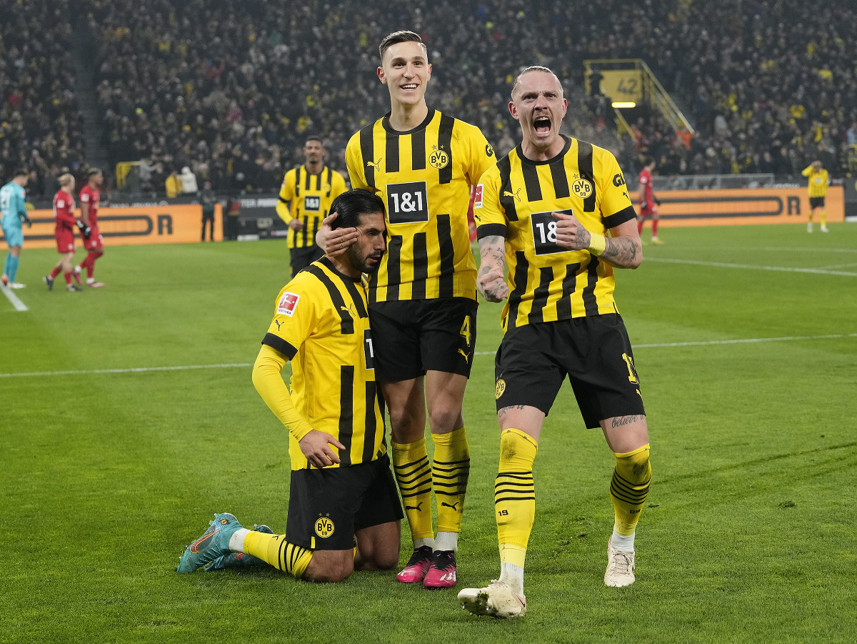 Emre Can oslavuje so spoluhráčmi