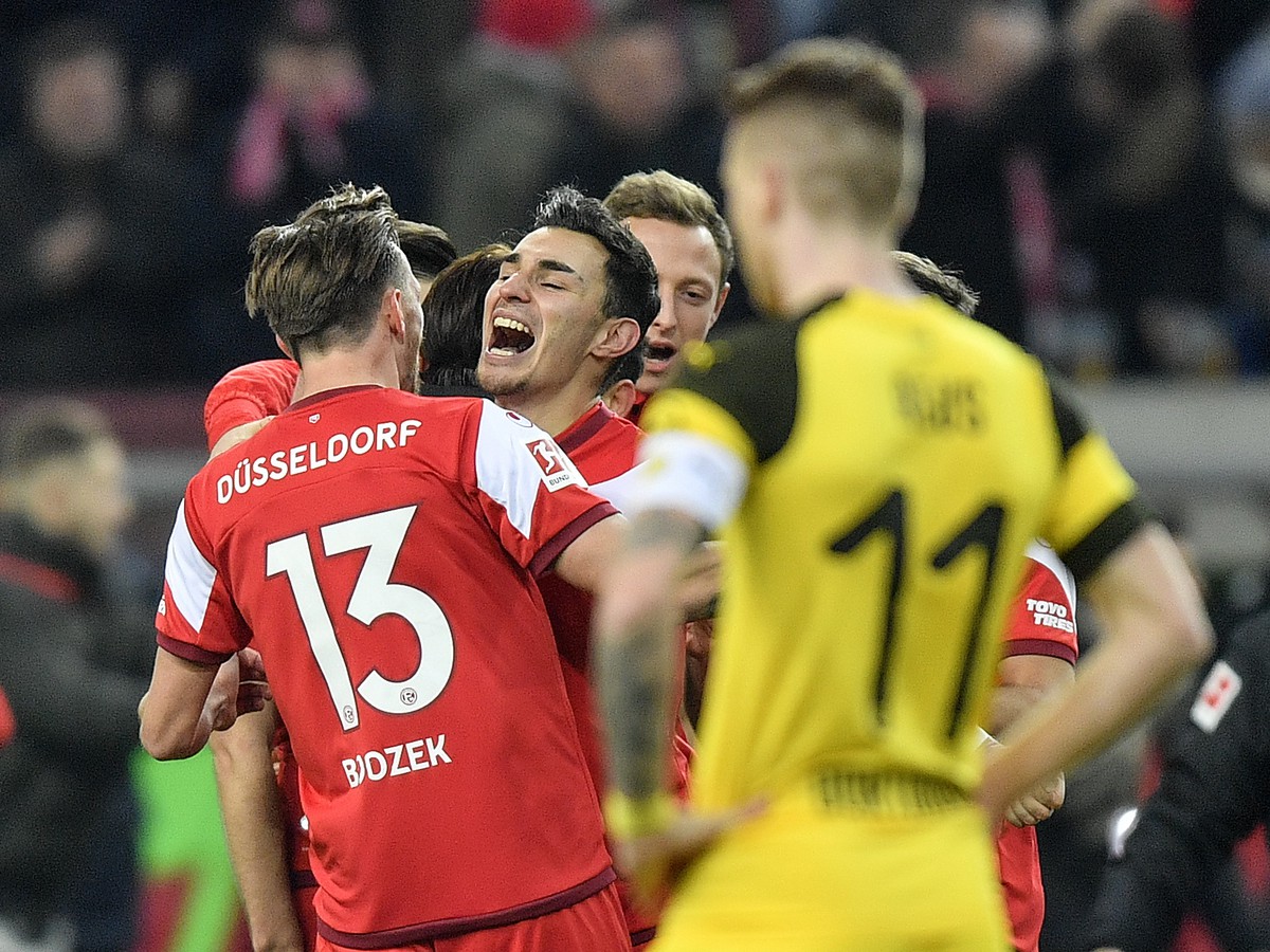 Hráči Düsseldorfu sa radujú v pozadí aj Marco Reus