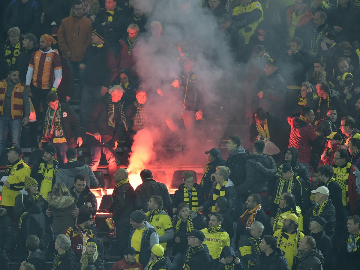 Fanúšikovia Borussie Dortmund a Galatasaray Istanbul počas zápasu Ligy majstrov