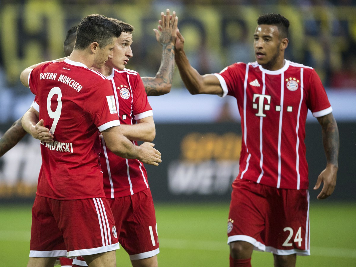Robert Lewandowski, Sebastian Rudy a Corentin Tolisso oslavujú gól Bayernu