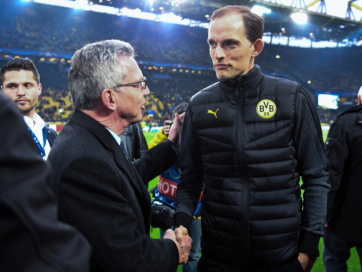 Na archívnej snímke z 12. apríla 2017 tréner Borussie Dortmund Thomas Tuchel (uprostred) a nemecký minister vnútra Thomas de Maiziere
