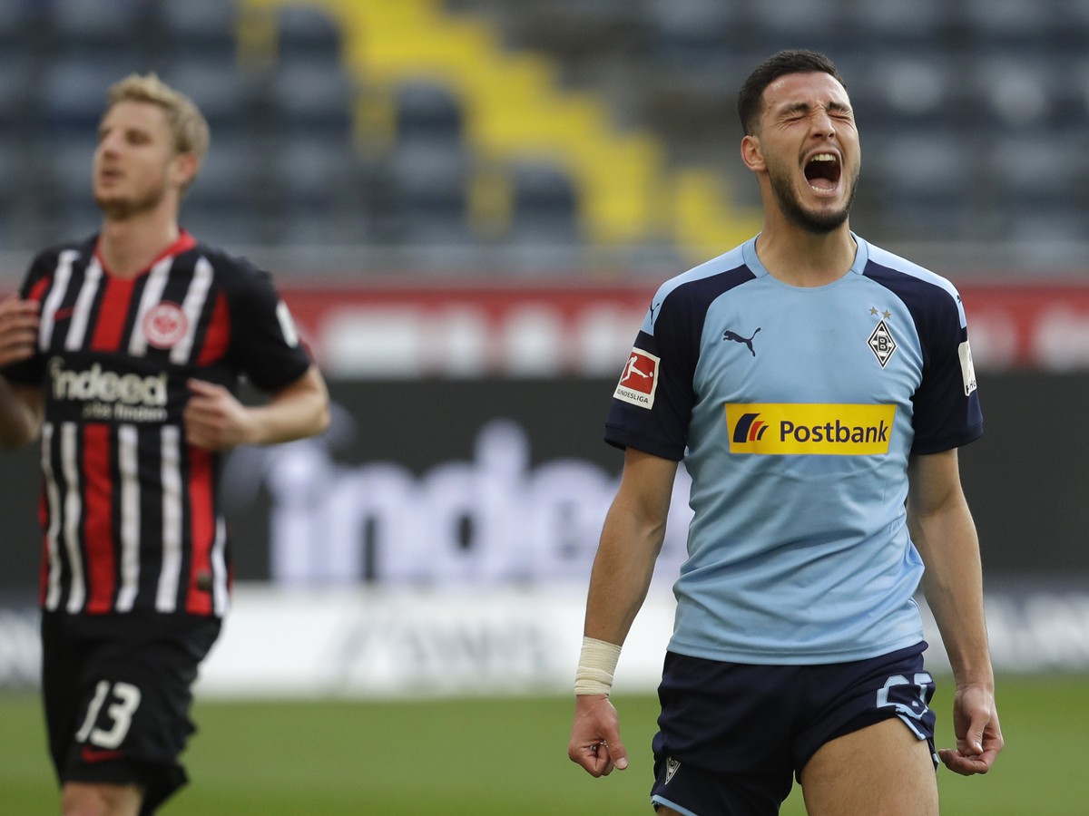 Ramy Bensebaini oslavuje gól do siete Frankfurtu
