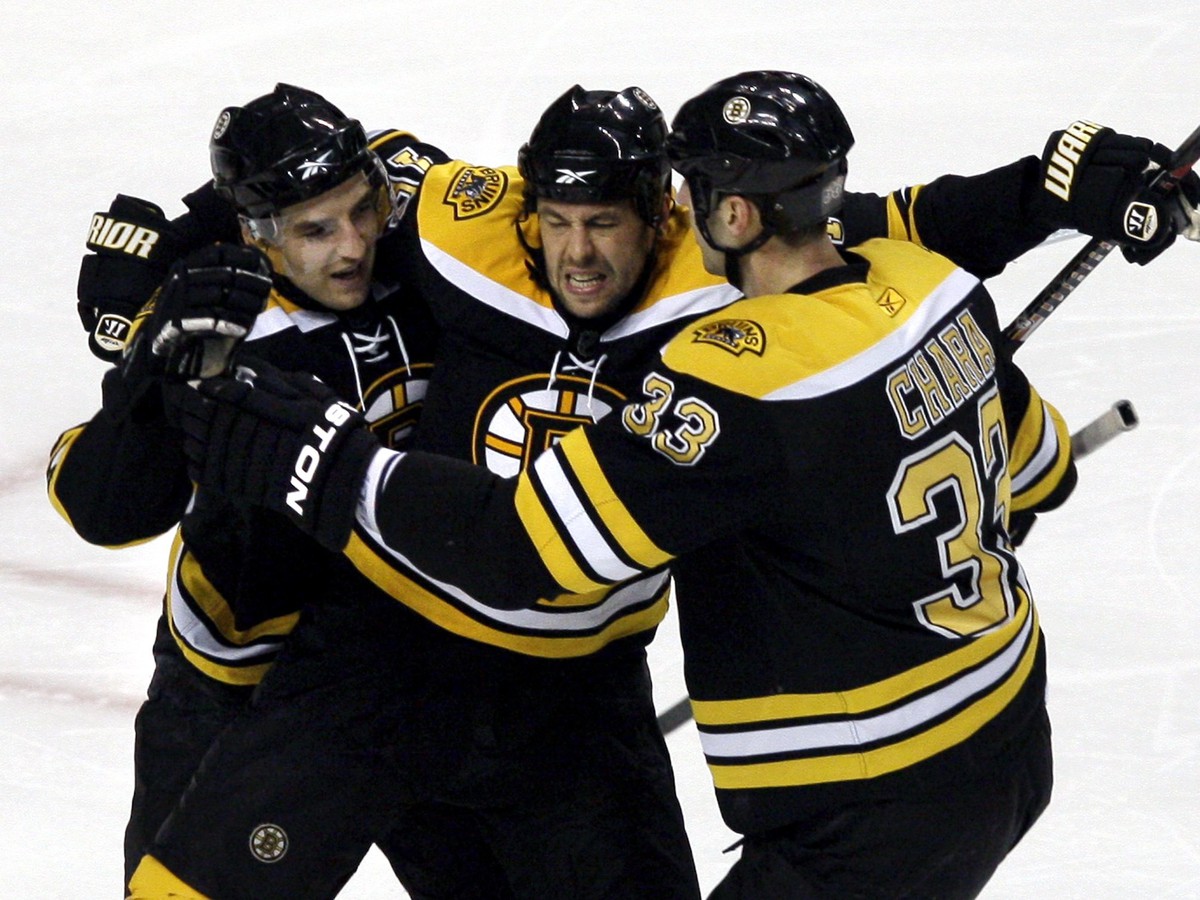 Marco Sturm (v strede) ešte v drese Bostonu Bruins