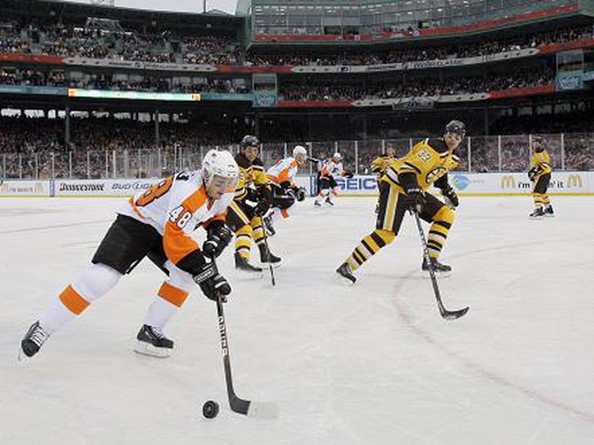 Danny Briere s pukom bránený  Zdenom Chárom