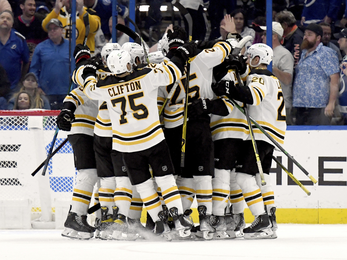 Hráči Bostonu Bruins oslavujú víťazný gól Charlieho Coyla v predĺžení