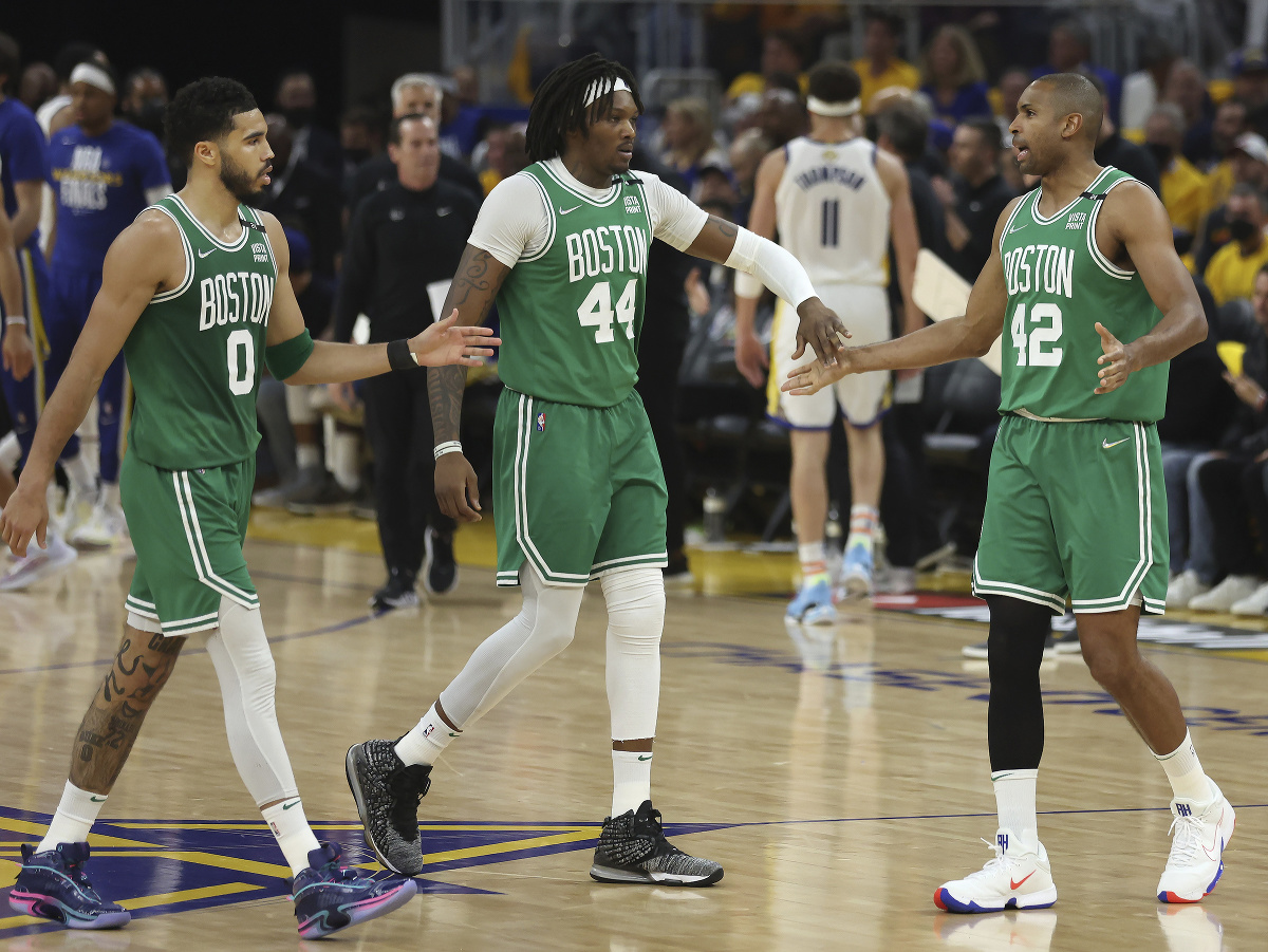 Hráči Celtics sa radujú z triumfu
