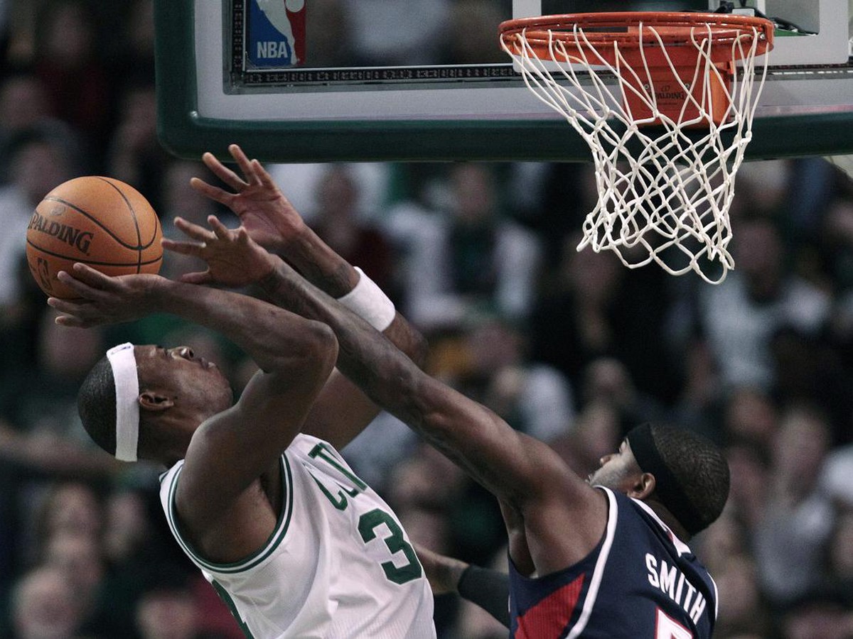 Paul Pierce z Boston Celtics s loptou
