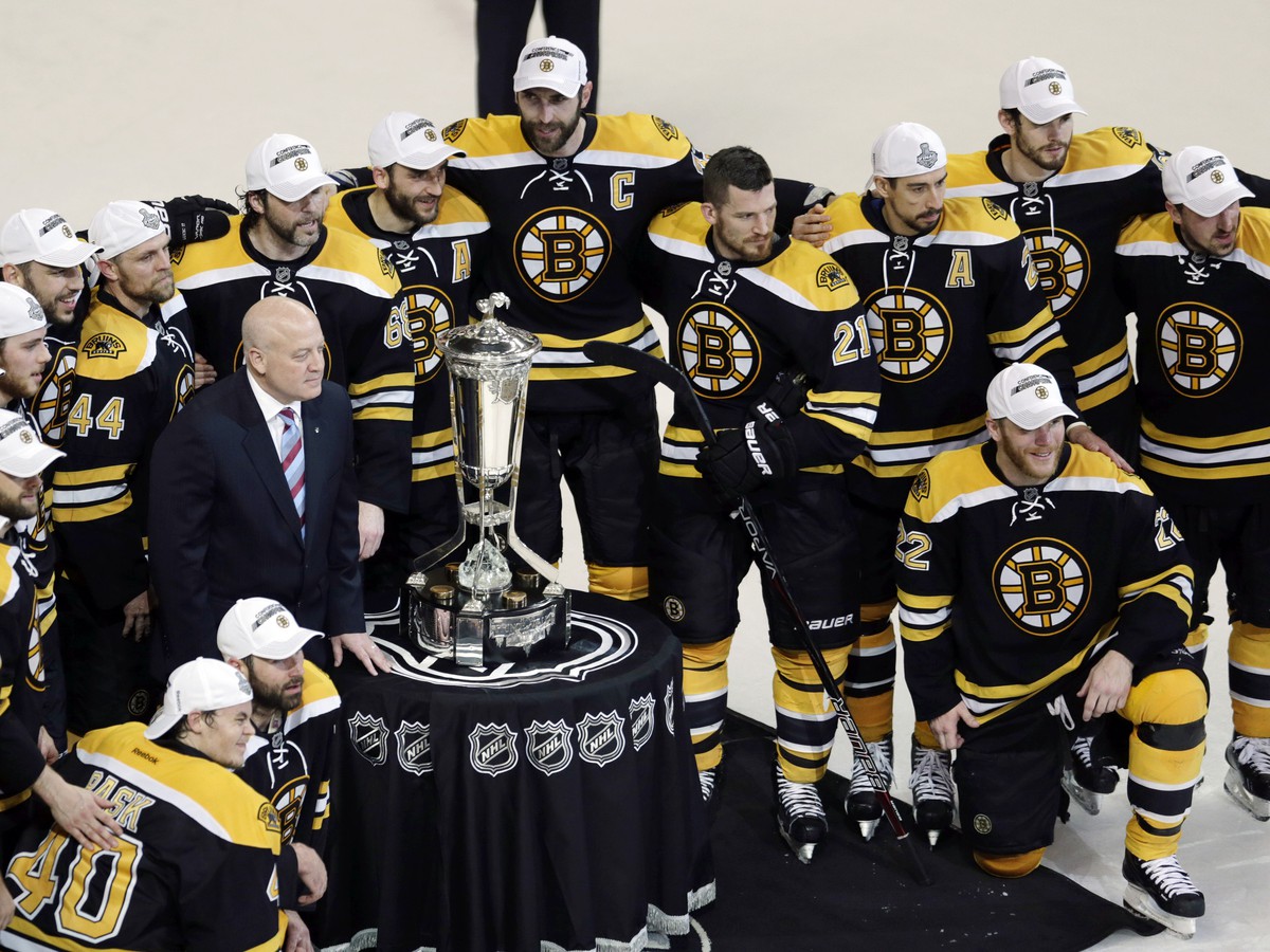 Chára so svojimi spoluhráčmi po výhre nad Pittsburghom