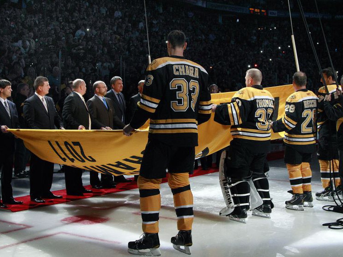 Súčasní hráči a legendy Bostonu s majstrovskou vlajkou