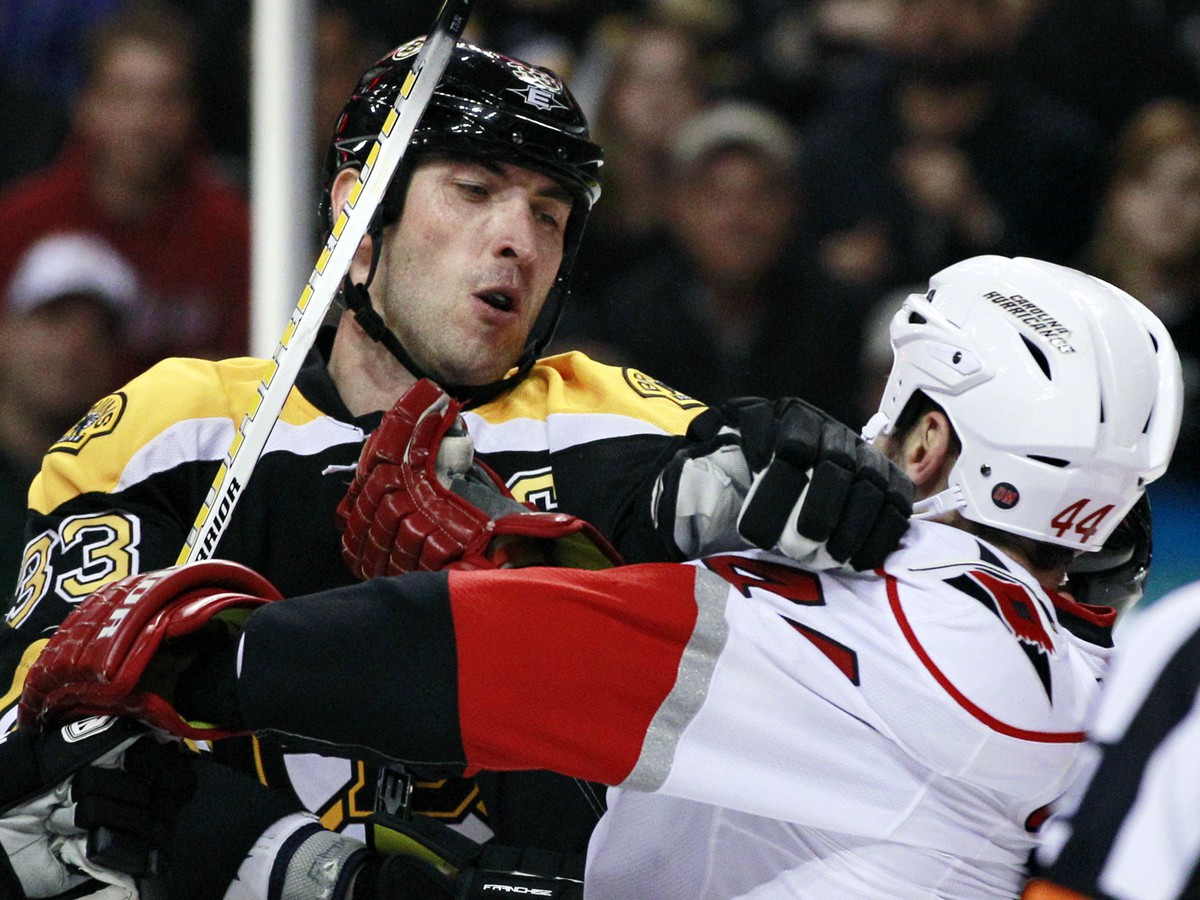 Zdeno Chára a Jay Harrison