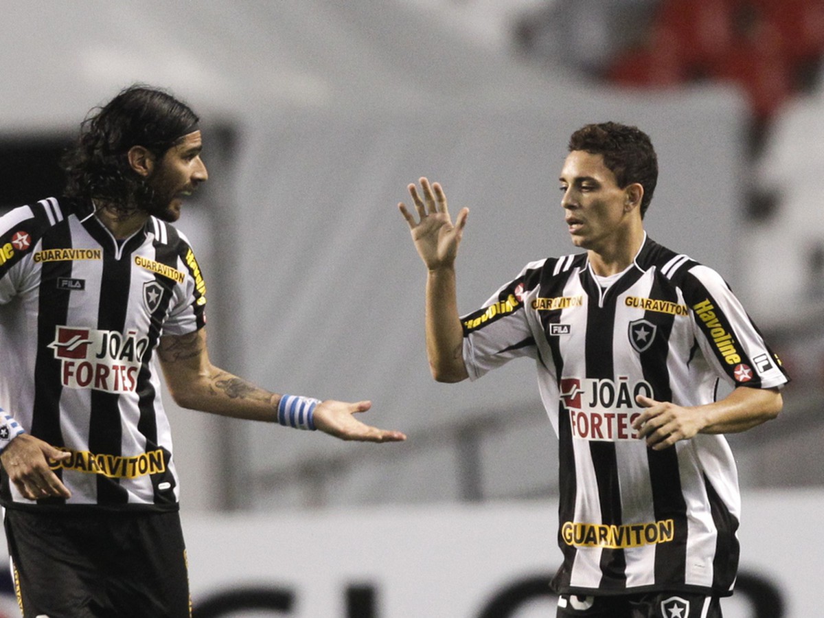 Radosť hráčov Botafoga (vľavo - Sebastian Abreu a vpravo Caio) po góle do siete Independiente Santa Fe v Copa Sudamericana (29.9.)