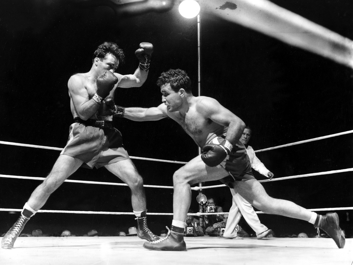 Jake LaMotta (vpravo) v boxerskom súboji v roku 1949