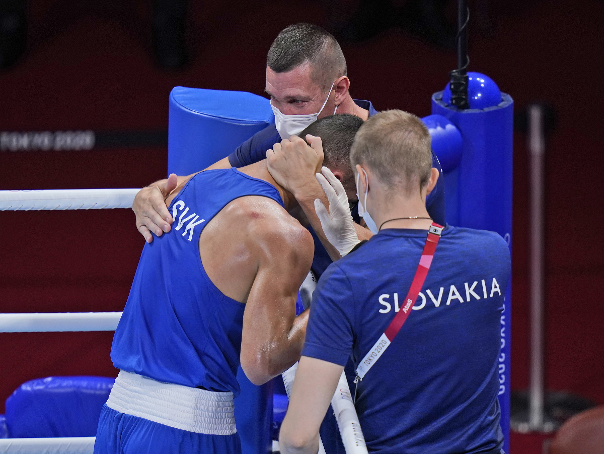 Tréner Tomáš Kovács (uprostred) a jeho zverenec slovenský boxer Andrej Csemez v osemfinálovom súboji hmotnostnej kategórie do 75 kg s Arménom Armanom Darčiňanom na OH2020 v Tokiu