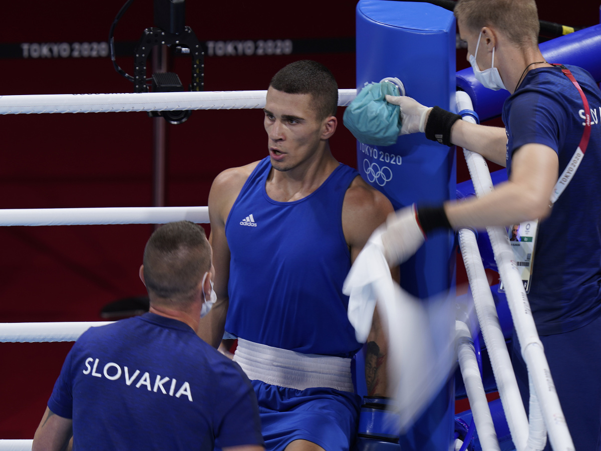 Slovenský boxer Andrej Csemez (uprostred) a tréner Tomáš Kovács (vľavo) v osemfinálovom súboji hmotnostnej kategórie do 75 kg
