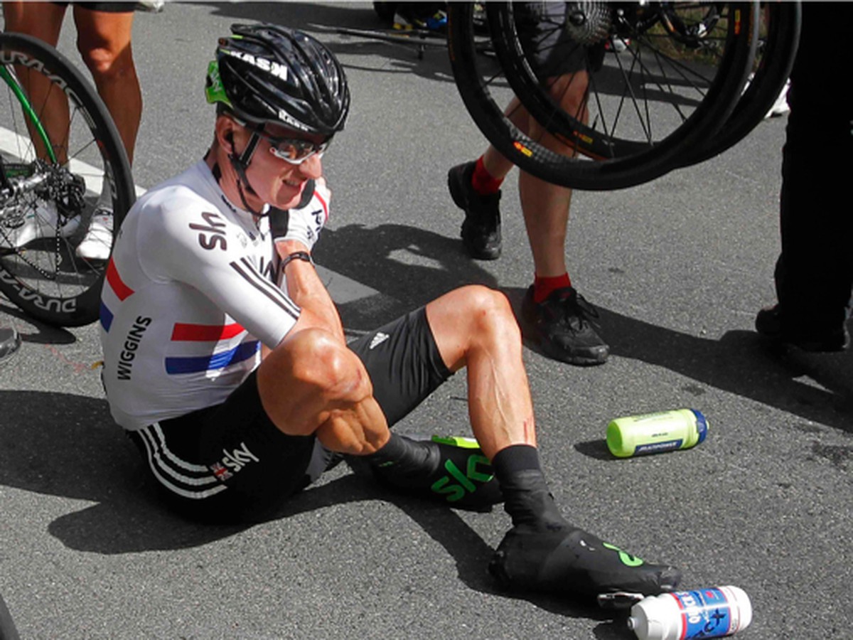 Bradley Wiggins si po páde drží zlomenú kľúčnu kosť