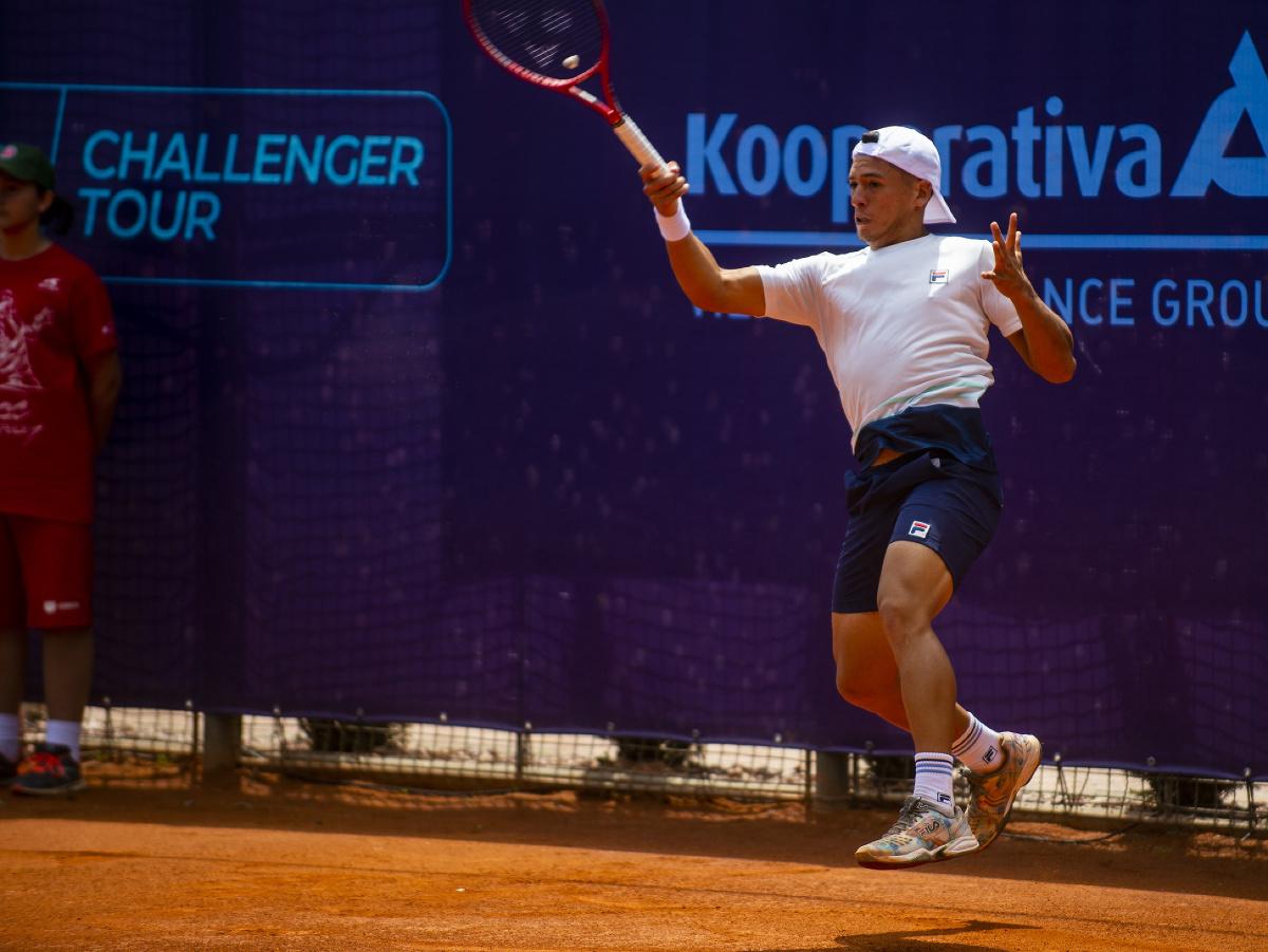 Argentínsky tenista Sebastián Báez odvracia úder Holanďana Tallona Griekspoora počas finále dvojhry mužov na challengri Kooperativa Bratislava Open 13. júna 2021 v Bratislave