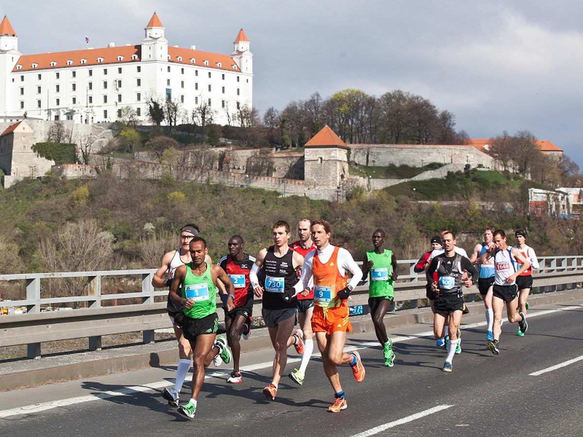 Bežci na polmaratóne v Bratislave