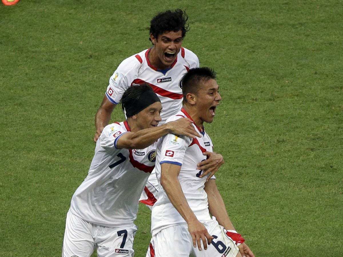 Oscar Duarte so spoluhráčmi oslavuje svoj gól proti Uruguaju