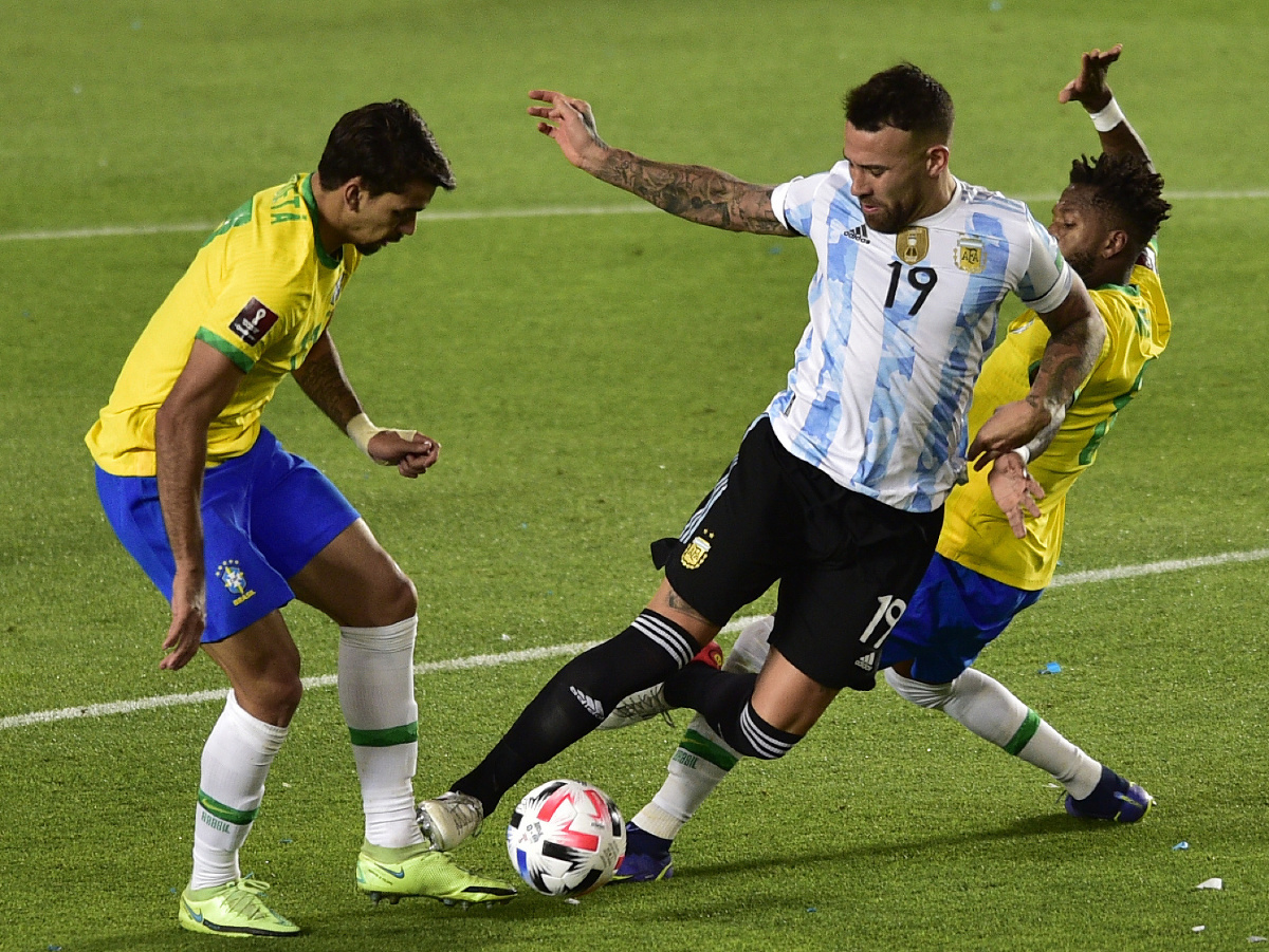 Futbalisti Brazílie v súboji s Nicolasom Otamendim z Argentíny
