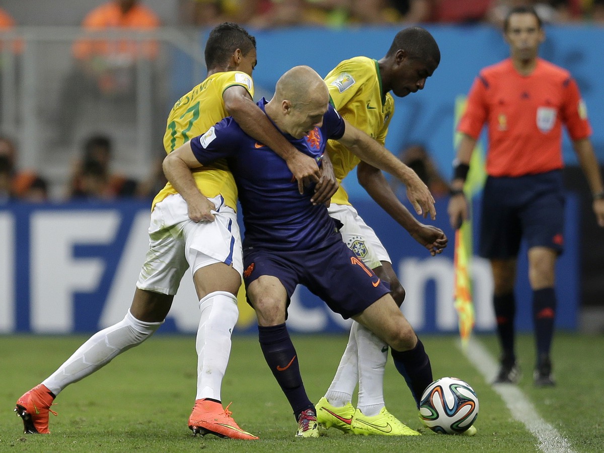 Arjen Robben, Luiz Gustavo a Ramires v súboji o loptu