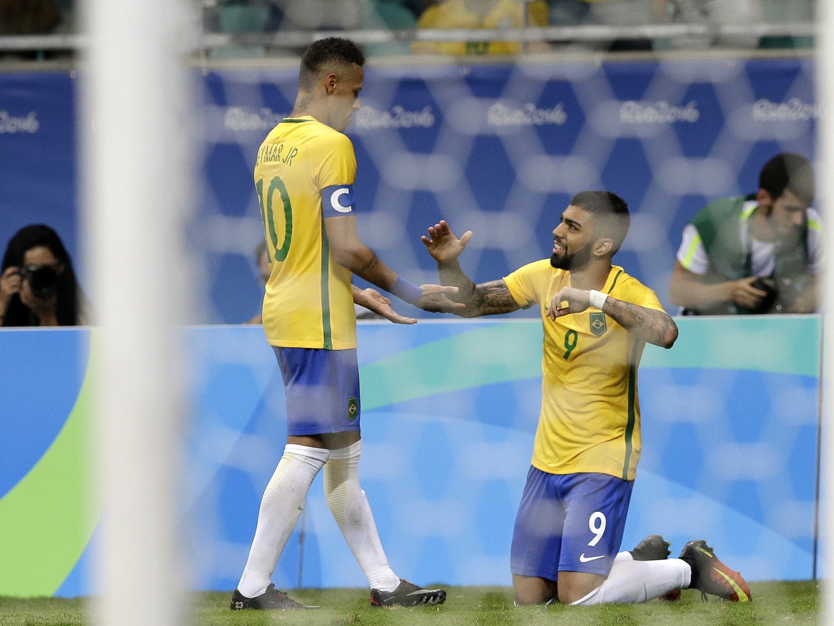 Gabriel Barbosa oslavuje gól spoločne s Neymarom