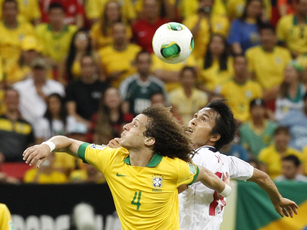 David Luiz a Ryoichi Maeda v súboji o loptu