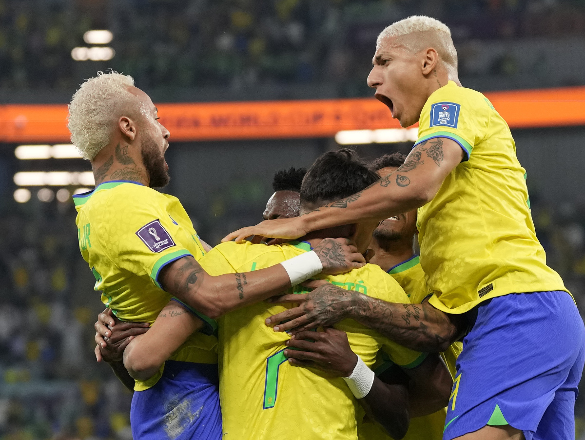 Brazílčania oslavujú gól