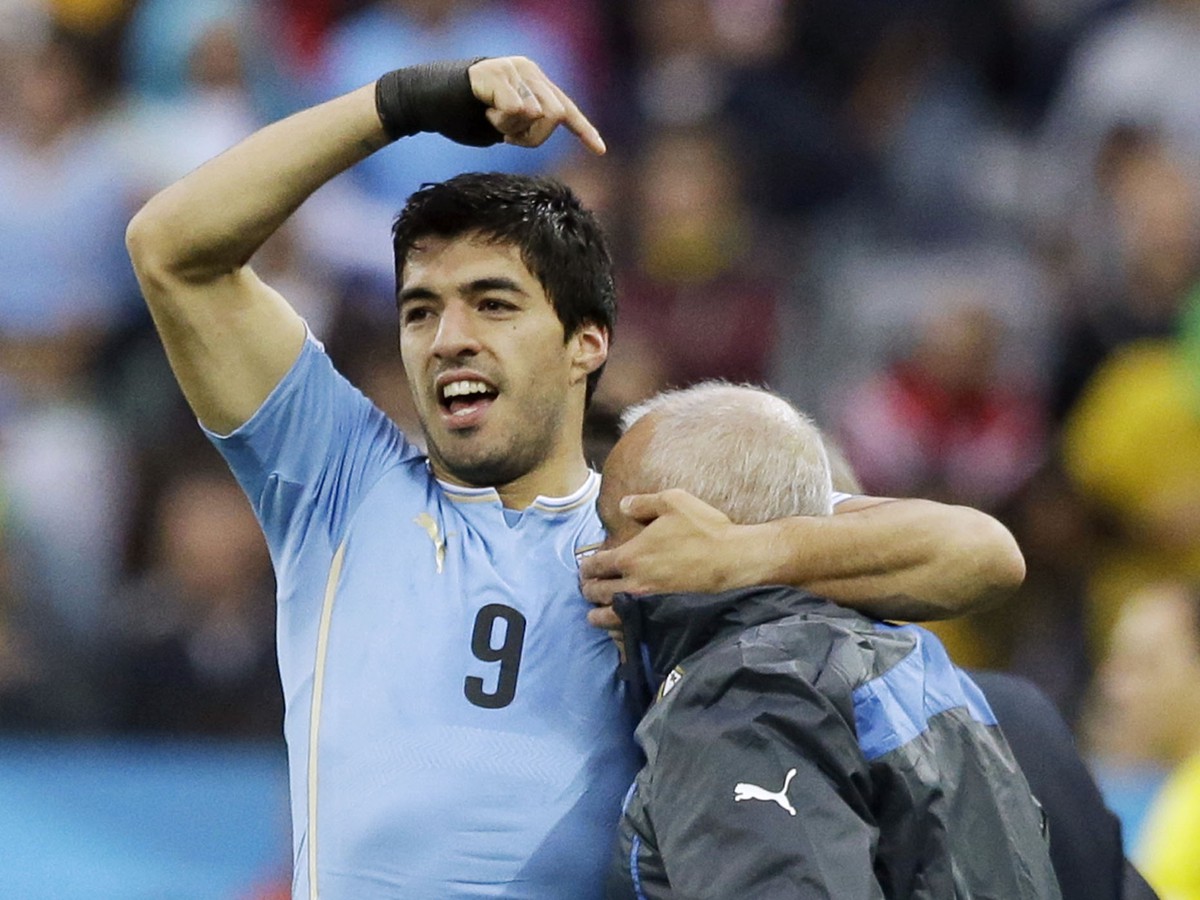 Luis Suárez a Walter Ferreira po góle uruguajského kanoniera do siete Anglicka