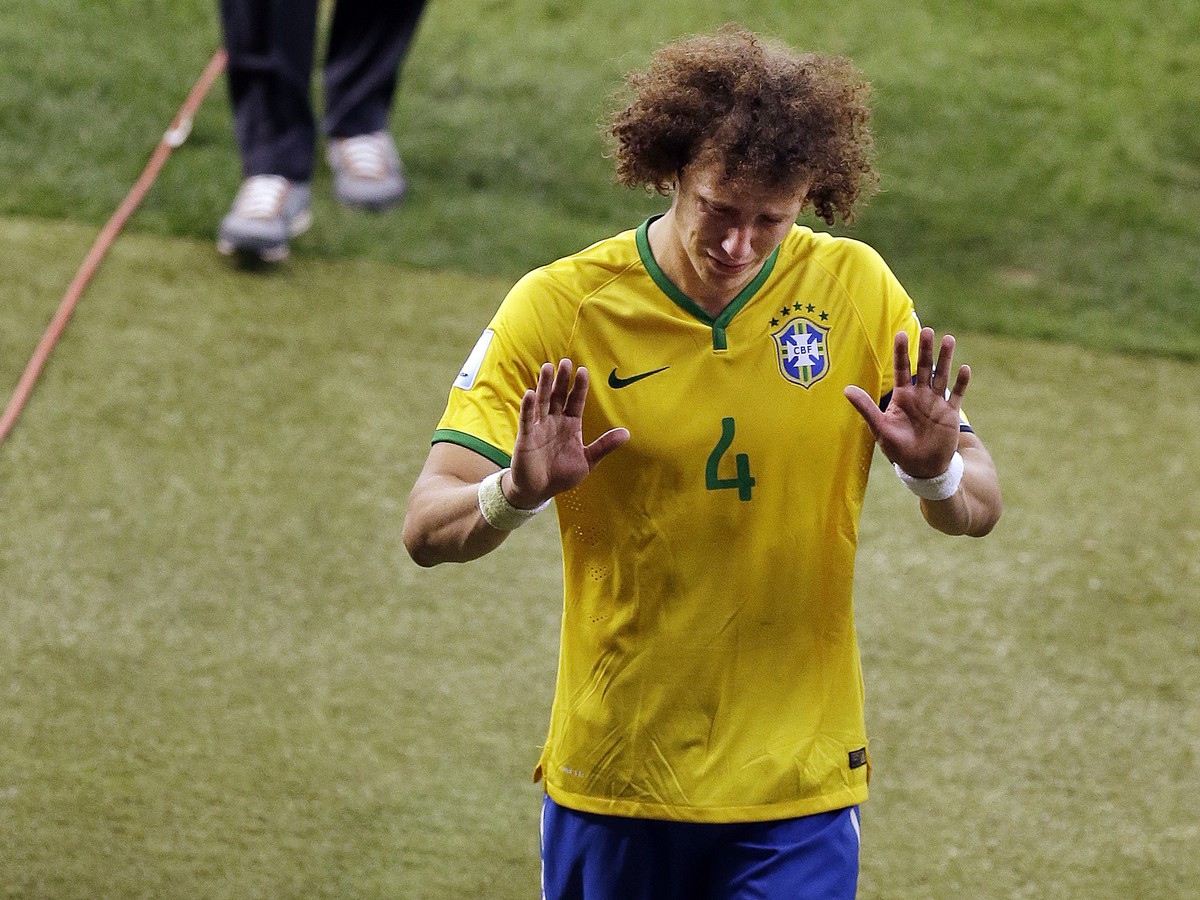 Ťažké chvíle zastupujúceho kapitána Davida Luiza po zdrvujúcej prehre v semifinále.