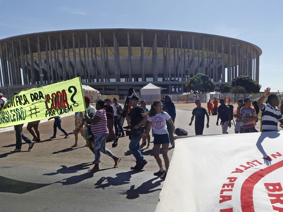 Protesty brazílskych demonštrantov pred Národným štadiónom