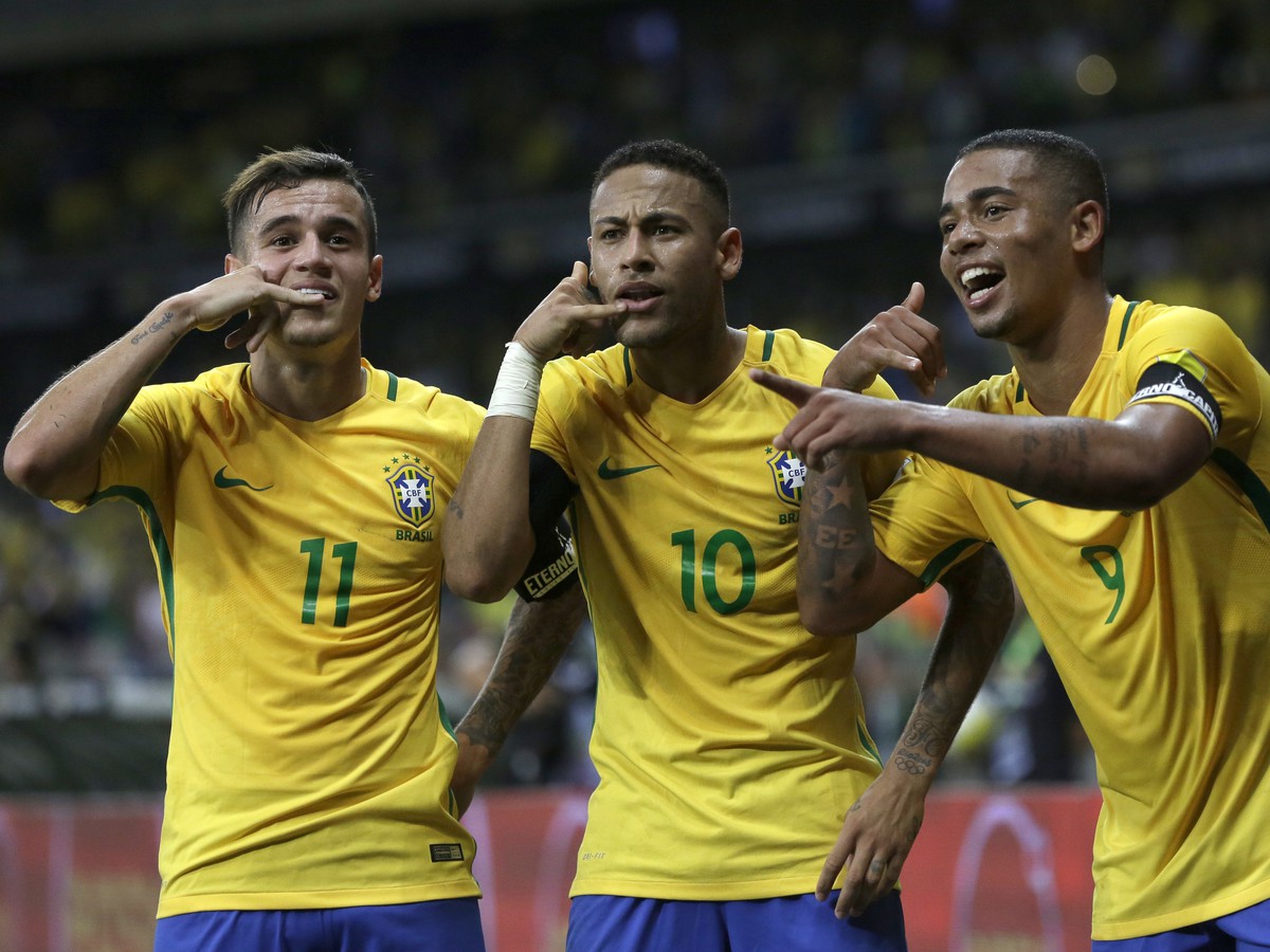 Philippe Coutinho, Neymar a Gabriel Jesus oslavujú gól Brazílie proti Argentíne