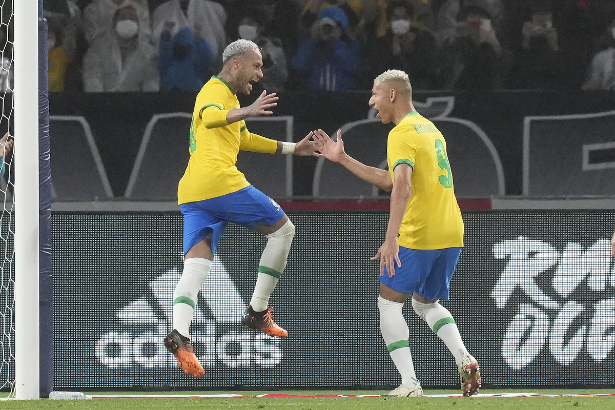 Na snímke vľavo brazílsky útočník Neymar oslavuje svoj úvodný gól, vpravo jeho spoluhráč Richarlison v prípravnom zápase proti Japonsku