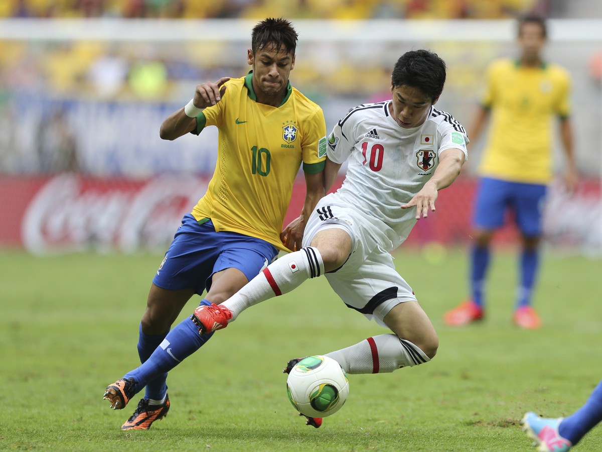 Neymar a Shinji Kagawa v súboji o loptu