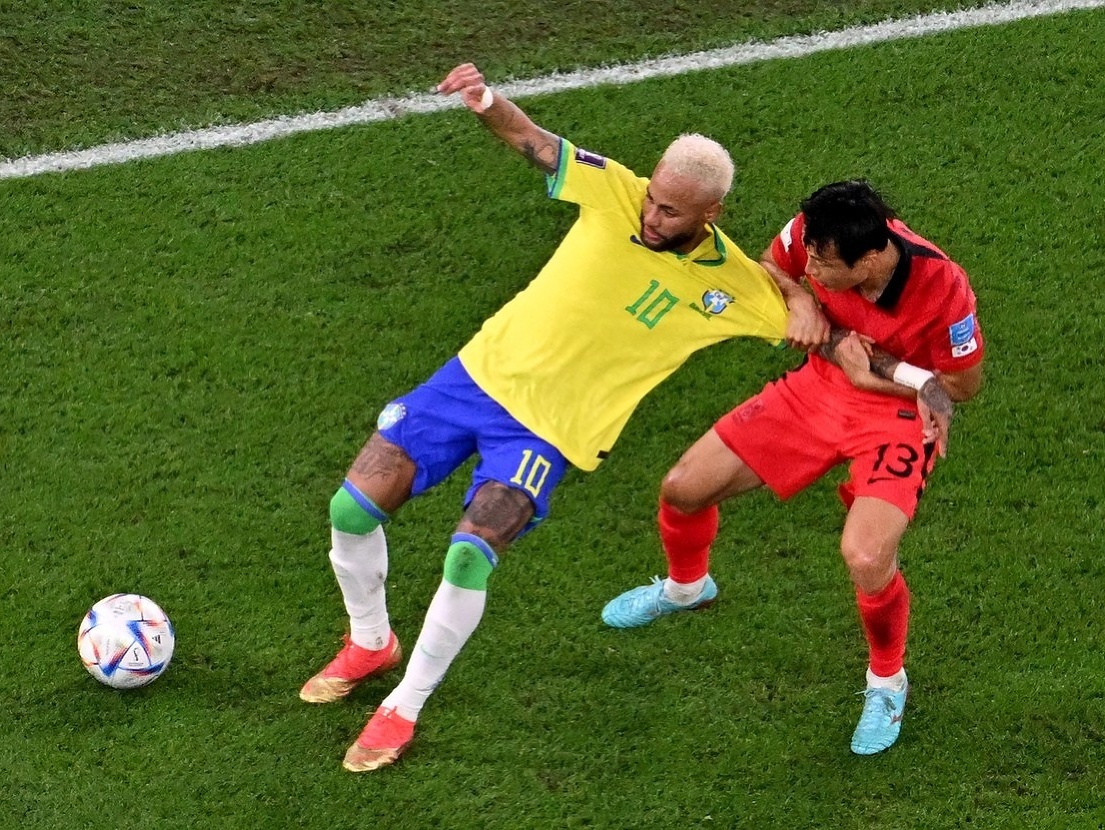 Son Čon-ho (vpravo) v súboji s Brazílčanom Neymarom