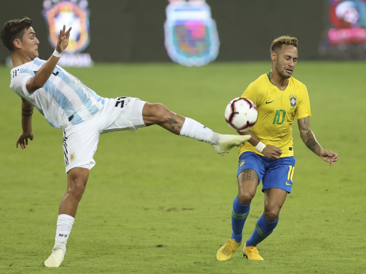 Paulo Dybala a Neymar v súboji o loptu