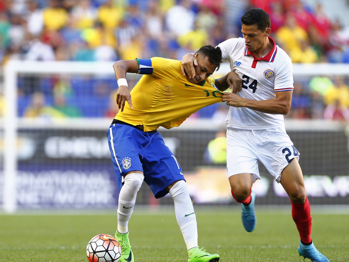 Neymar a Daniel Colindres v súboji o loptu