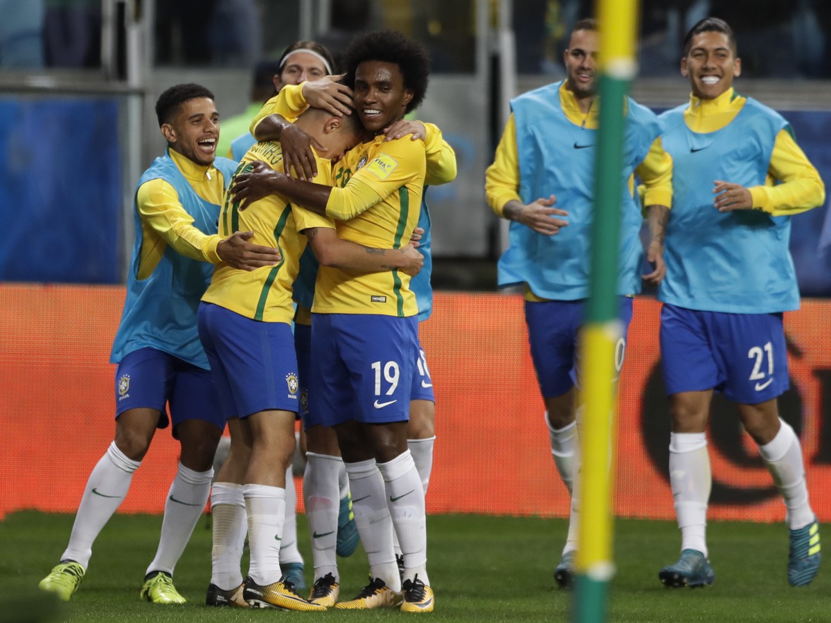 Radosť hráčov Brazílie po góle Coutinha