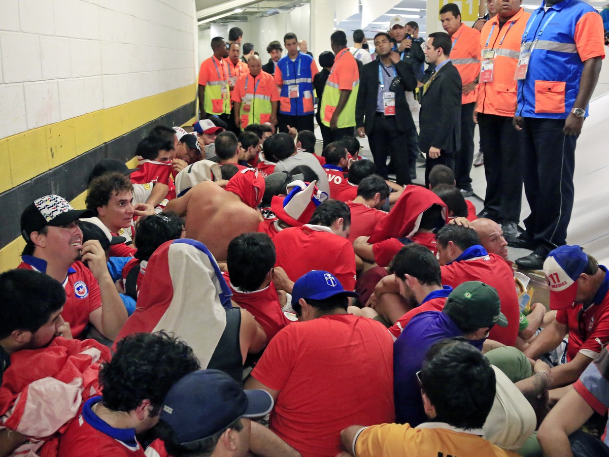 Fanúšikovia Chile obklopení bezpečnostnou službou po vtrhnutí na Maracanu