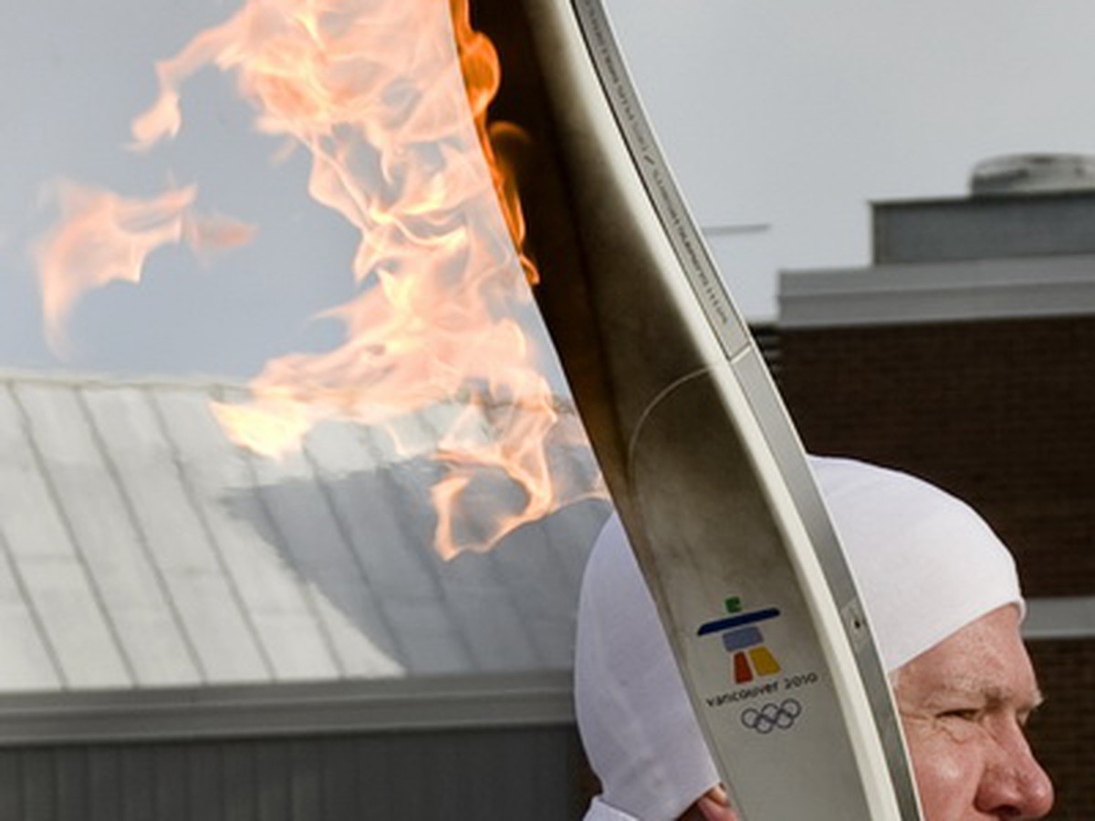 Brian Burke nesie olympijskú pochodeň