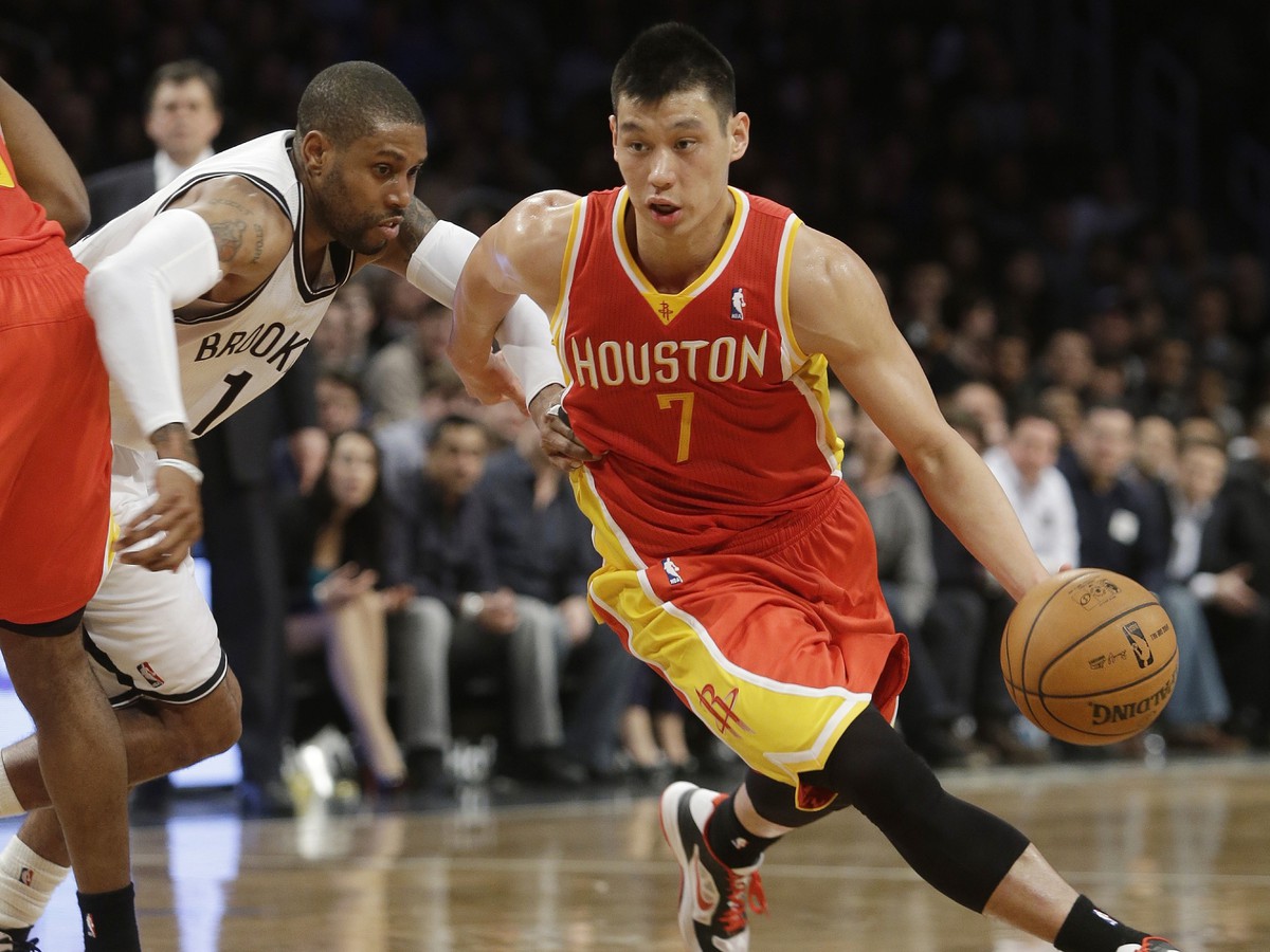 Jeremy Lin (7) a C.J. Watson