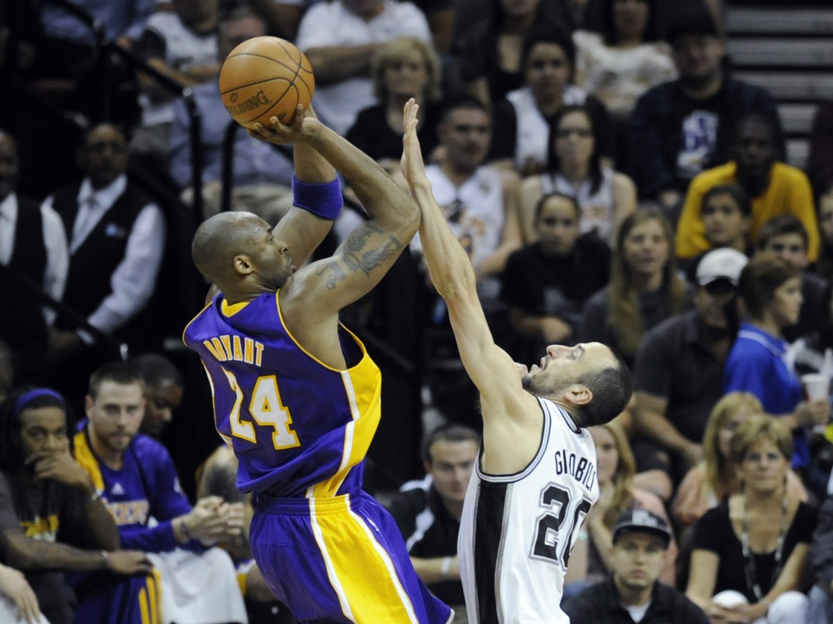 Bryant (Lakers) strieľa cez Ginobilliho (Spurs)